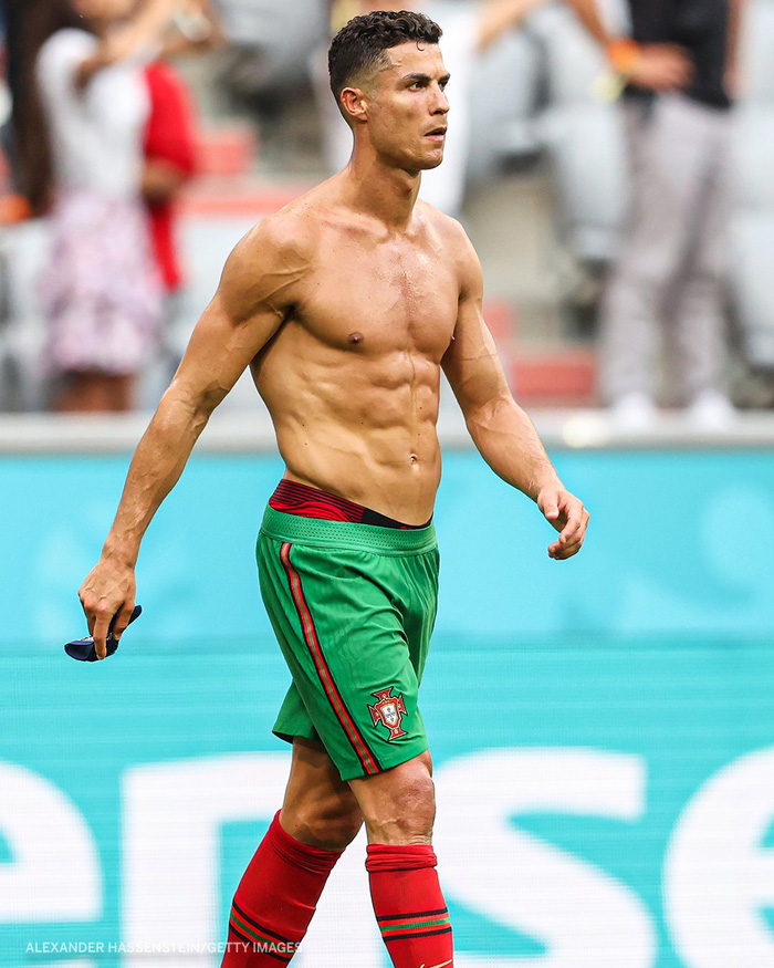 Ronaldo giờ đã có 6 múi sầu riêng “thơm phức”