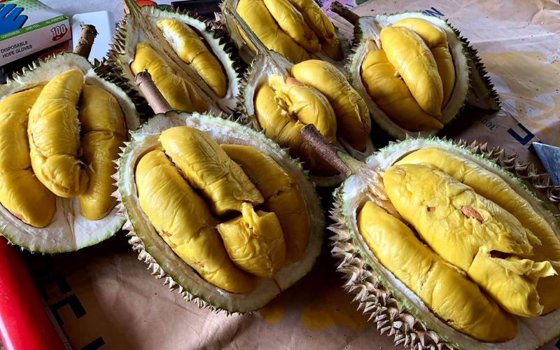 buying-delicous-durian-in-hanoi-2