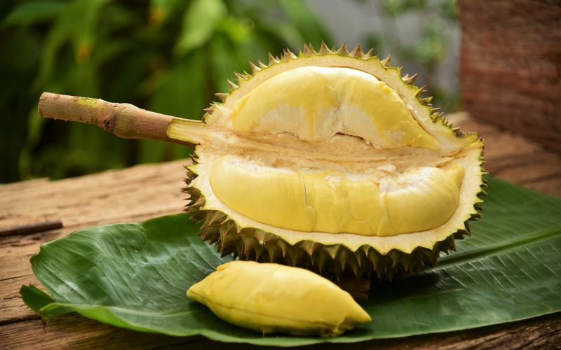 buying-delicous-durian-in-saigon-3